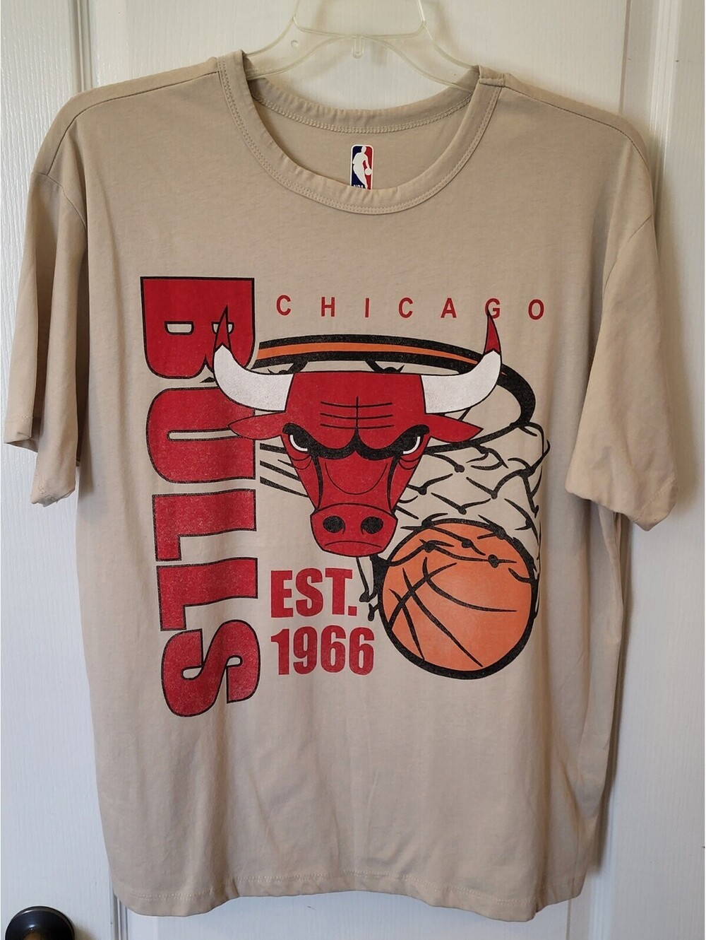 Chicago Bulls NBA T-Shirt Size Large Beige With Logo Cotton Blend Licensed